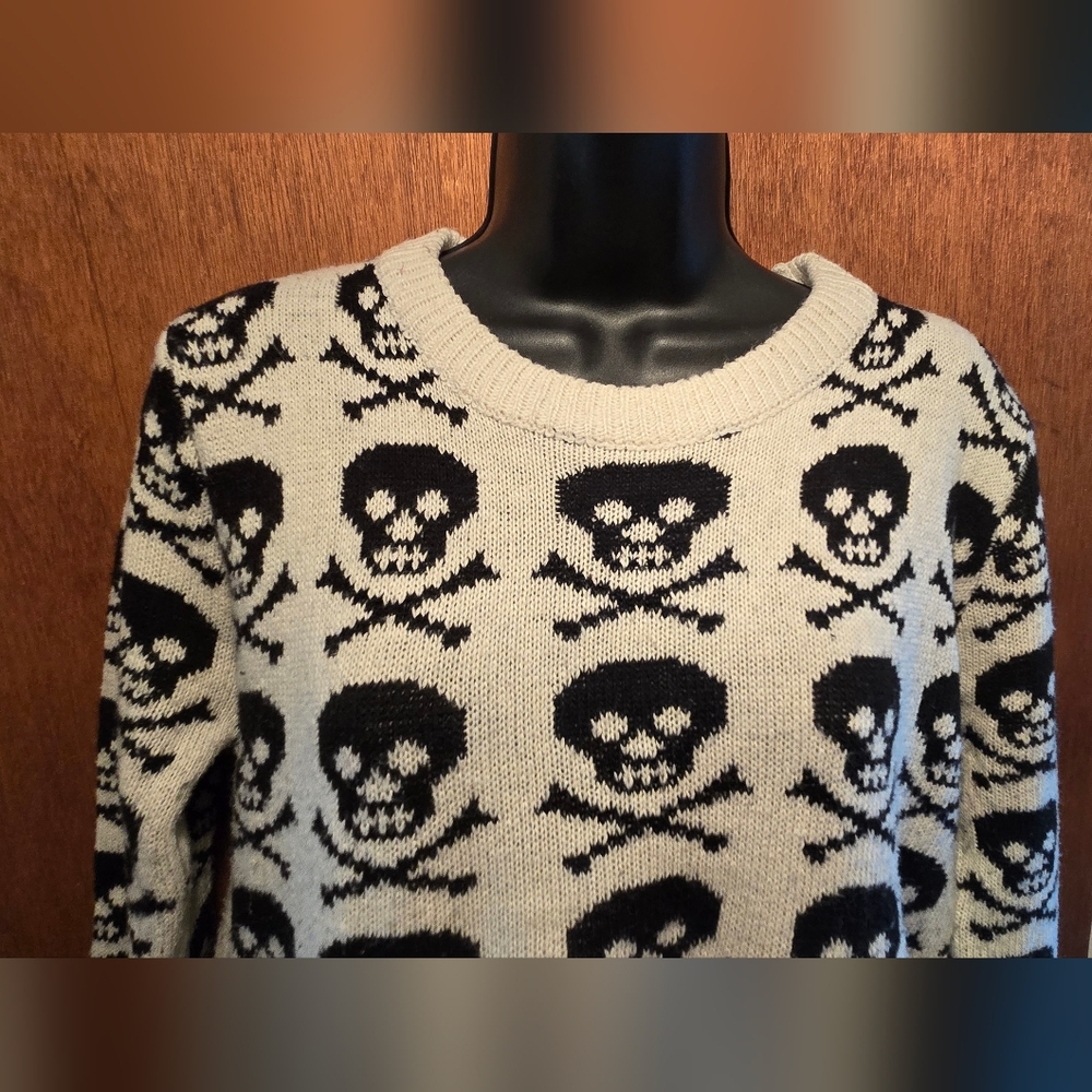 HOST PICK! 🎉🎊Skull Cashmere Black & White Skull Sweater SzM - Picture 5 of 7